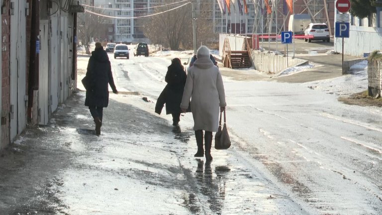 Из-за перепада температур улицы Иркутска оказались покрыты льдом