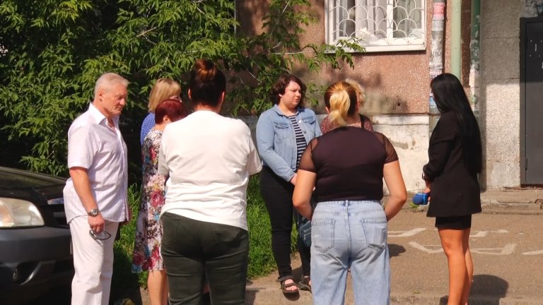 Жители одного из домов Ангарска жалуются на неприятный запах и постоянный собачий лай  