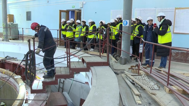 Школьникам рассказали об обновлении Иркутской ГЭС