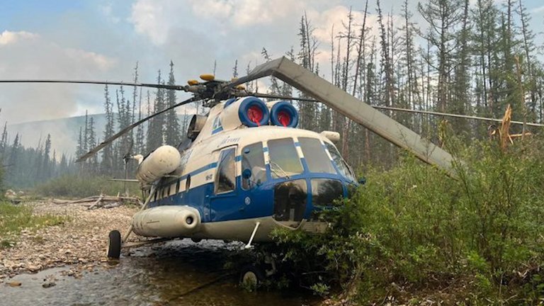 Две лопасти винта повредил вертолёт при посадке в лесу в Бодайбинском районе