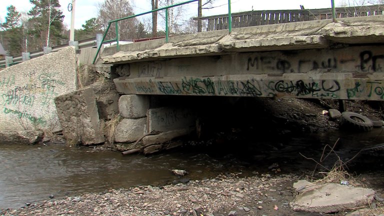Разрушающийся мост может оставить жителей садоводства под Иркутском отрезанными от города