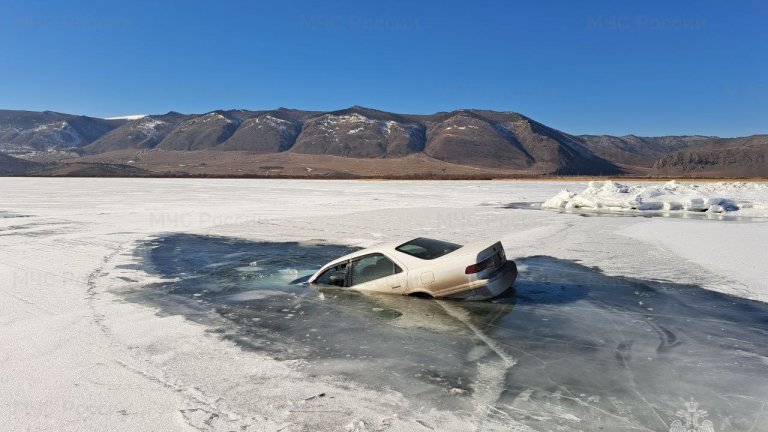 Лёд разрушается в самых посещаемых туристами местах на Байкале