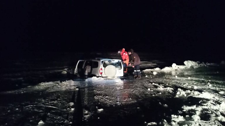 Автомобиль с двумя людьми провалился под лёд на Малом Море 