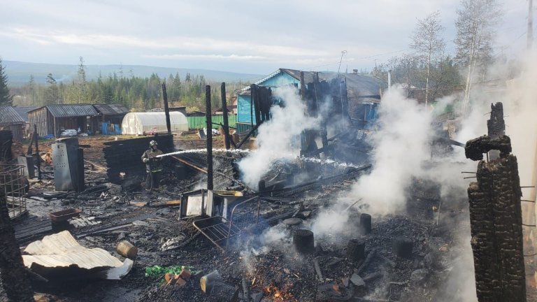 Женщина и двое её детей погибли во время пожара в посёлке Магистральном 