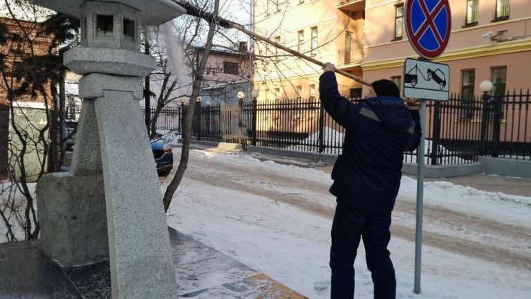 Чистить памятники от наледи и снега начали в Иркутске