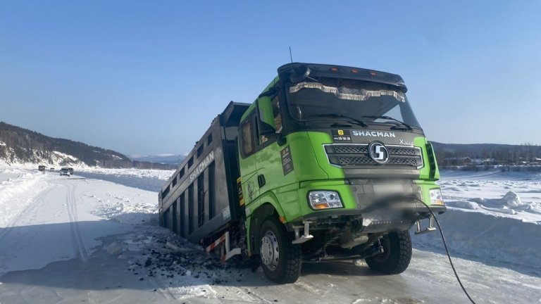 Два большегруза с углём провалились под лёд на официальной переправе в Бодайбинском районе