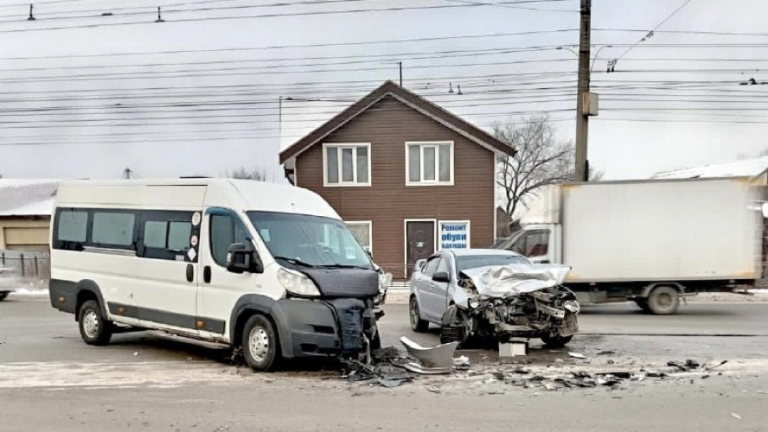Пять человек попали в больницу после ДТП с маршруткой в Иркутске