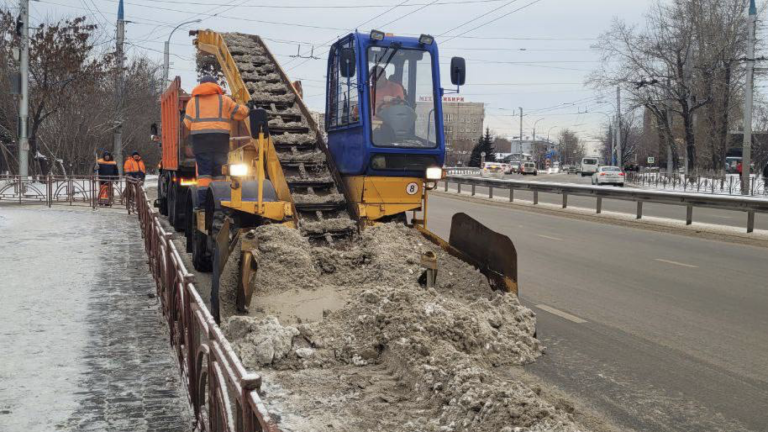 Улицы Иркутска после снегопада чистят 70 спецмашин и 150 человек