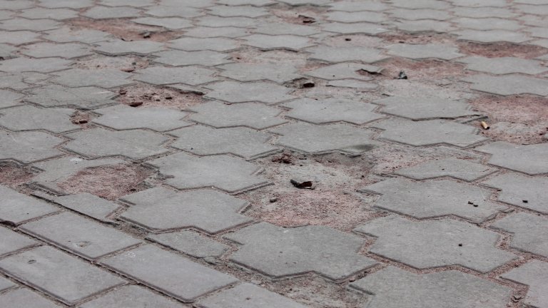 Тротуарную плитку начали перекладывать на улице Ленина в Иркутске