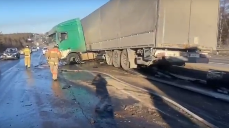 В Братском районе опрокинулся лесовоз Scania и спровоцировал ещё одно ДТП 24 марта