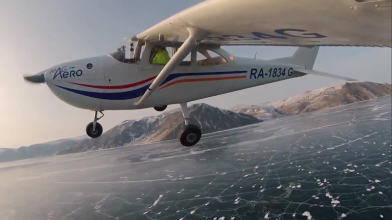 Посадкой легкомоторного самолёта на лёд Байкала заинтересовалась транспортная прокуратура