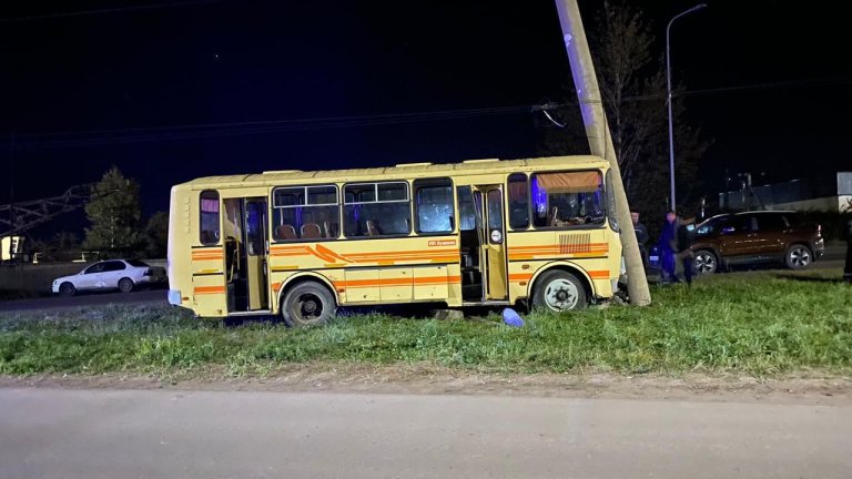 В Нижнеудинске автобус №3 с пассажирами врезался в столб