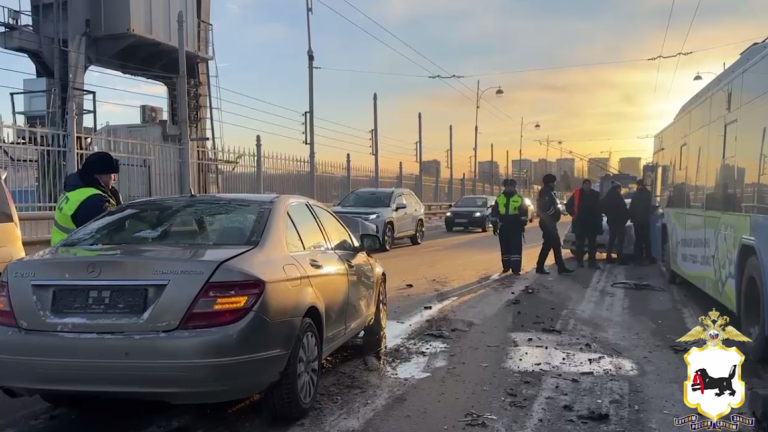 В Иркутске затруднено движение на ГЭС из-за столкновения автомашин и двух троллейбусов
