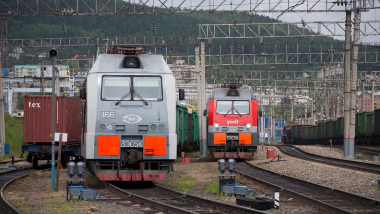 Два человека попали под поезд в Иркутской области 23 марта