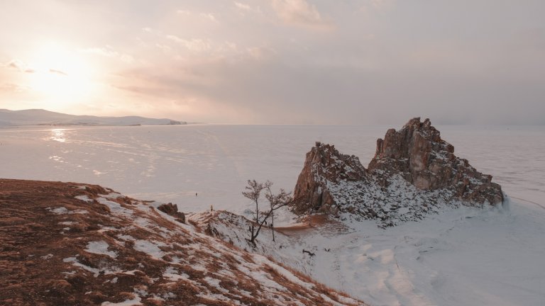 Поиск трёх человек ведут спасатели на льду Байкала в условиях сильного ветра и метели 