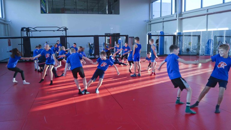 Школьники Братска могут заниматься физкультурой в новом спортивном центре