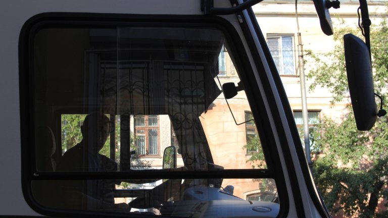 В Усолье-Сибирском водитель не выпускал семилетнего ребёнка из салона автобуса