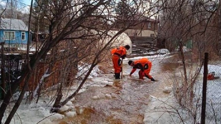 Талые воды затопили несколько участков в пади Плишкина в Иркутске