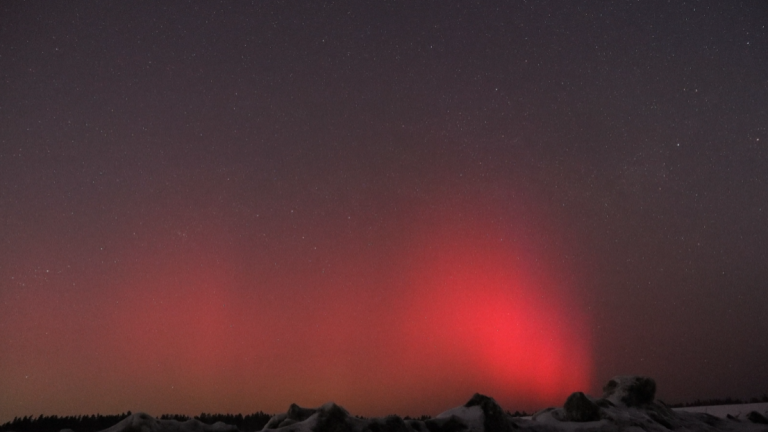Сотрудники Иркутского планетария 4 марта запечатлели северное сияние 