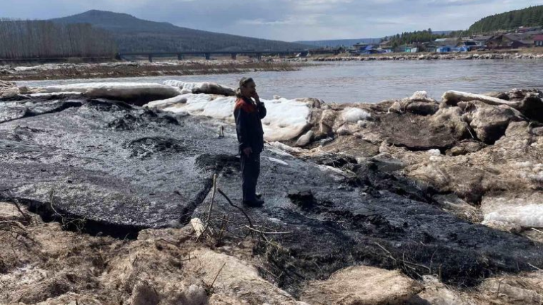 В Усть-Куте обнаружена льдина с несколькими тоннами шлака 