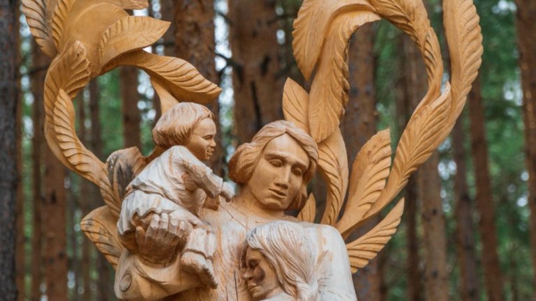 В Савватеевке открылся фестиваль деревянных скульптур «Лукоморье»