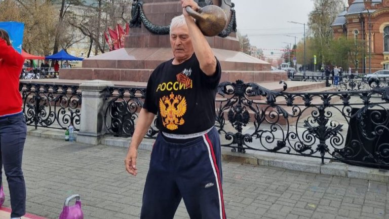2024 раза поднял гирю один из участников «Рекорда Победы» в Иркутске