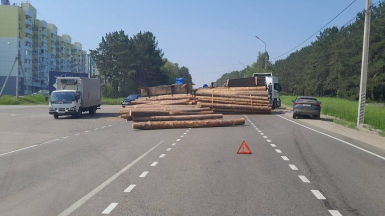 В Иркутском районе раскатившиеся по дороге брёвна парализовали движение транспорта