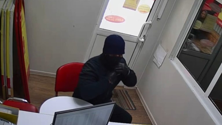 Сотрудница отделения микрозаймов в Ангарске отдала грабителю билеты «Банка приколов»