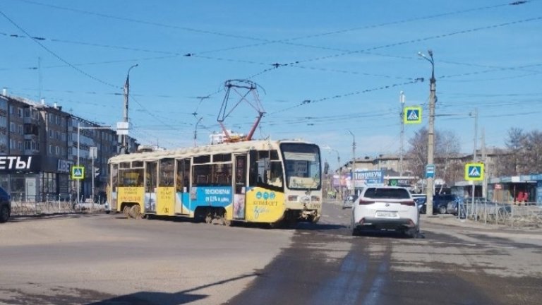 В Ангарске трамвай с пассажирами сошёл с рельсов днём 26 марта