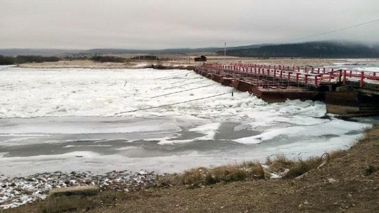 На двух понтонных переправах Иркутской области ограничили грузоподъёмность из-за ледостава