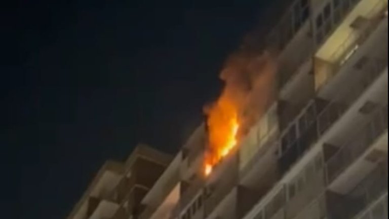 Тушению пожара в 14-этажке Иркутска мешали плотно припаркованные автомобили 