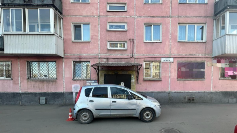 Двигаясь задним ходом, автоледи сбила 10-летнюю девочку в Иркутске