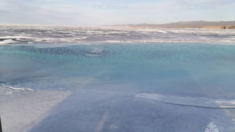 На Байкале провалился под лёд и полностью ушёл под воду автомобиль Toyota Vitz