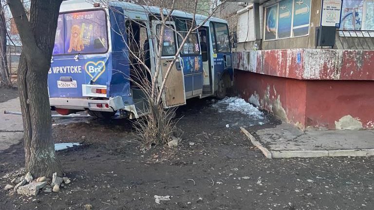 Автобус с 30 пассажирами столкнулся с пожарной машиной и въехал в дом в центре Иркутска