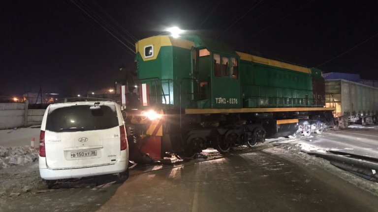 В Иркутске грузовой локомотив протаранил микроавтобус