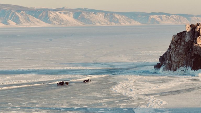 На Байкале «играет» лёд