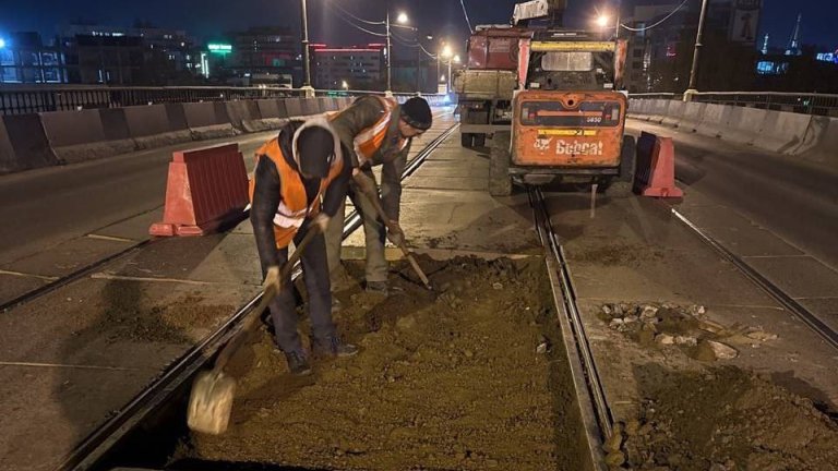 Бетонное покрытие трамвайных путей на Глазковском мосту Иркутска заменят до конца недели