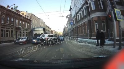 Движение в центре Иркутска парализовало из-за столкновения автобуса с пятью автомобилями