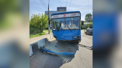  Рейсовый автобус на скорости протаранил три автомобиля в Иркутске