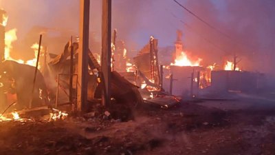 Несколько домов и гаражей горели в одном из садоводств Иркутского района