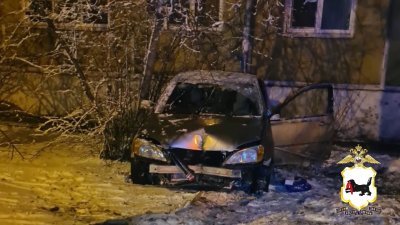 Пьяного водителя, который устроил погоню с полицейскими и врезался в жилой дом, задержали в Ангарске