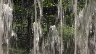 Иркутяне спасаются от жары в фонтанах
