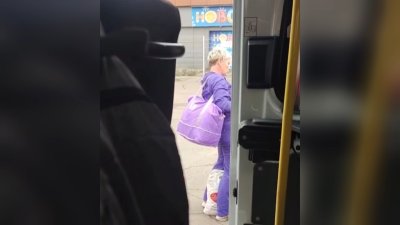 Водитель автобуса в Иркутске выгнал пассажирку из-за багажа 