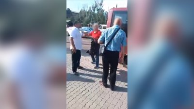 Водитель маршрутки подрался с пожилым пассажиром в Иркутске