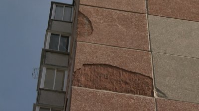 Часть облицовки одного из домов в Иркутске обвалилась из-за сильного ветра 