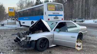 Пассажирский автобус и иномарка столкнулись в Ангарске 