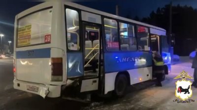Пассажирка рейсового автобуса пострадала в ДТП с легковым автомобилем в Ангарске 