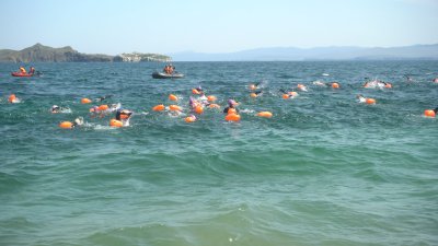 Экозаплыв под девизом "Байкал без пластика" собрал в Иркутской области спортсменов со всей России