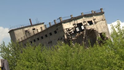 Здание бывшего комбикормового завода в Иркутске опасно накренилось при попытке сноса