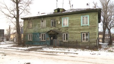 На холод в квартирах жалуются многие жители деревянных двухэтажных домов в Иркутской области